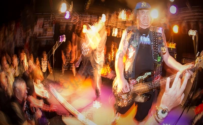 dri_amp_crowd_wyliepic_2_17_00.png