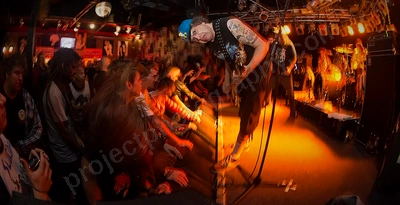 dri_amp_crowd_wyliepic_2_17_02.png