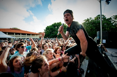 dukes_of_windsor_crowd_vroom_uwa_wyliepic_11_08_05.png