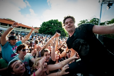 dukes_of_windsor_crowd_vroom_uwa_wyliepic_11_08_09.png