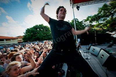 dukes_of_windsor_crowd_vroom_uwa_wyliepic_11_08_10.png