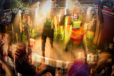dyscord_crowd_amp_wyliepic_3_18_02.png