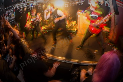 dyscord_crowd_amp_wyliepic_3_18_04.png