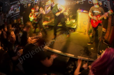 dyscord_crowd_amp_wyliepic_3_18_05.png