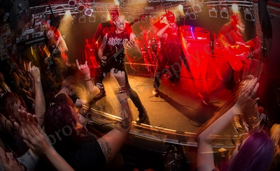 dyscord_crowd_amp_wyliepic_3_18_06.png