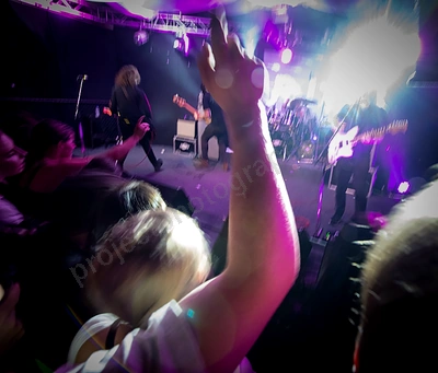 dz_deathrays_crowd_wyliepic_rosemount_8_23_194.png