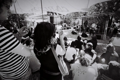 en_speed_racer_crowd_girl_oxcliffe_2371_wyliepic_12_03_01.jpg