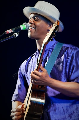 eric_bibb_bnr_wyliepic_4_09_003.png
