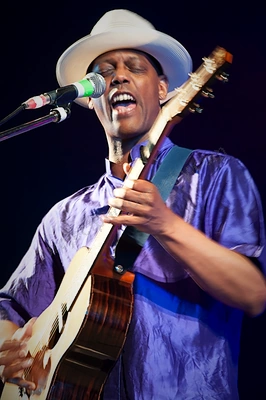 eric_bibb_bnr_wyliepic_4_09_025.png