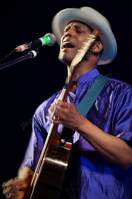 eric_bibb_bnr_wyliepic_4_09_028.png