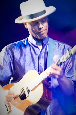 eric_bibb_bnr_wyliepic_4_09_030.png