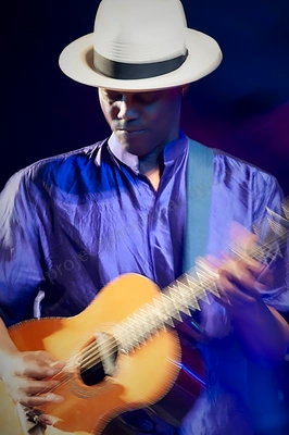 eric_bibb_bnr_wyliepic_4_09_031.png