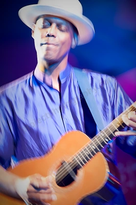 eric_bibb_bnr_wyliepic_4_09_043.png