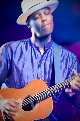 eric_bibb_bnr_wyliepic_4_09_044.png