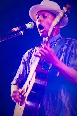 eric_bibb_bnr_wyliepic_4_09_062.png
