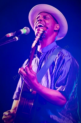 eric_bibb_bnr_wyliepic_4_09_065.png
