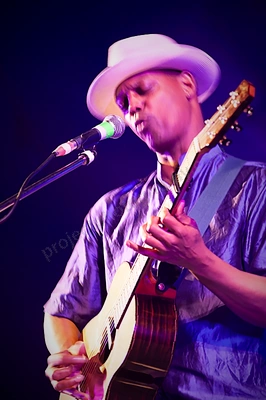 eric_bibb_bnr_wyliepic_4_09_073.png