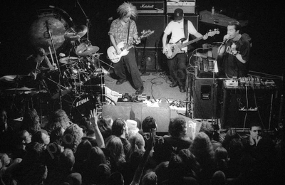 fantomas_globe_crowd_2105_wyliepic_21_8_01_00.jpg