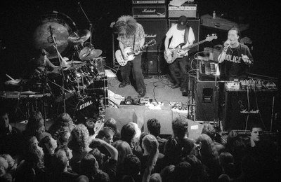 fantomas_globe_crowd_2105_wyliepic_21_8_01_01.jpg