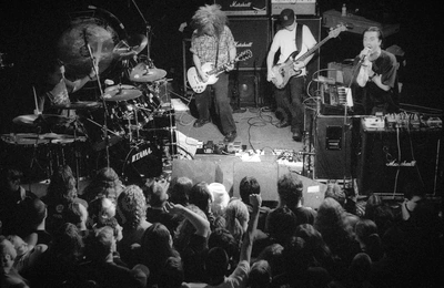 fantomas_globe_crowd_2105_wyliepic_21_8_01_02.jpg