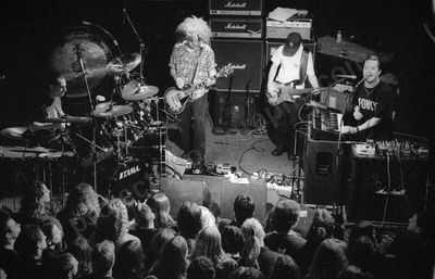 fantomas_globe_crowd_2105_wyliepic_21_8_01_05.jpg