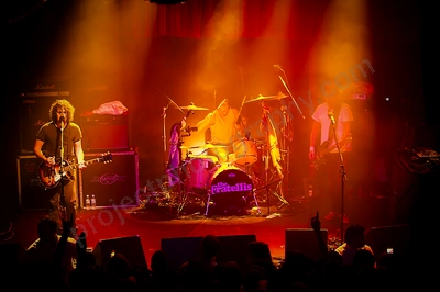 fratellis_crowd_capital_wyliepic_7_08_06.png