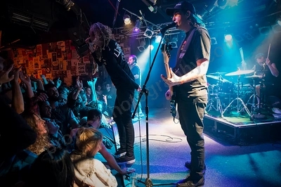 frenzal_rhomb_crowd_amp_wyliepic_9_16_01.png