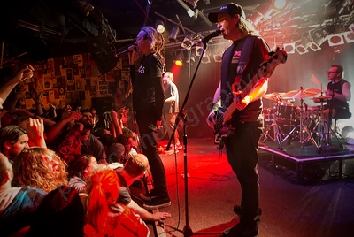 frenzal_rhomb_crowd_amp_wyliepic_9_16_02.png