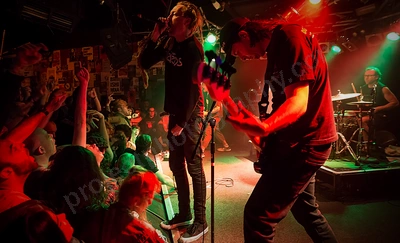 frenzal_rhomb_crowd_amp_wyliepic_9_16_04.png