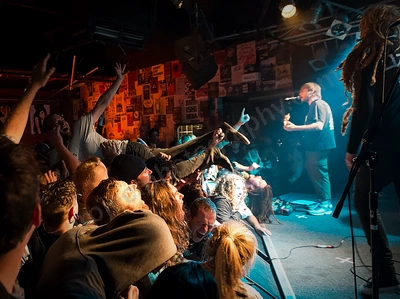 frenzal_rhomb_crowd_amp_wyliepic_9_16_08.png
