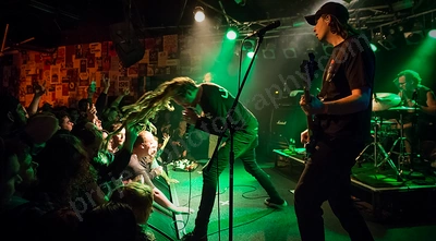 frenzal_rhomb_crowd_amp_wyliepic_9_16_09.png