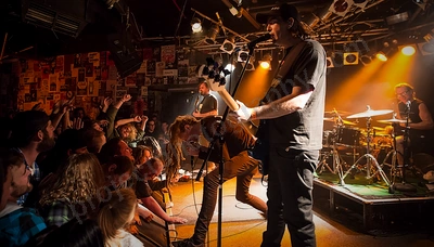 frenzal_rhomb_crowd_amp_wyliepic_9_16_12.png