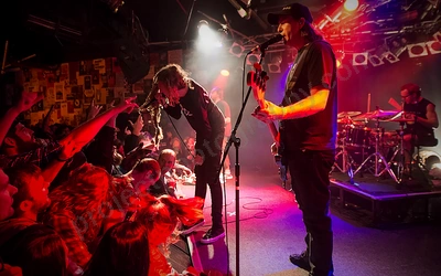 frenzal_rhomb_crowd_amp_wyliepic_9_16_16.png