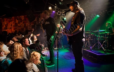 frenzal_rhomb_crowd_amp_wyliepic_9_16_18.png