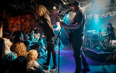 frenzal_rhomb_crowd_amp_wyliepic_9_16_19.png