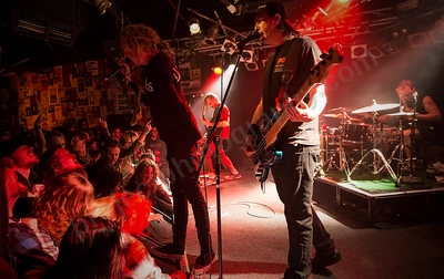 frenzal_rhomb_crowd_amp_wyliepic_9_16_20.png