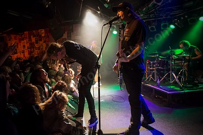 frenzal_rhomb_crowd_amp_wyliepic_9_16_21.png