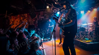 frenzal_rhomb_crowd_amp_wyliepic_9_16_22.png