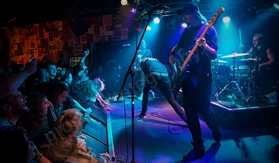 frenzal_rhomb_crowd_amp_wyliepic_9_16_32.png