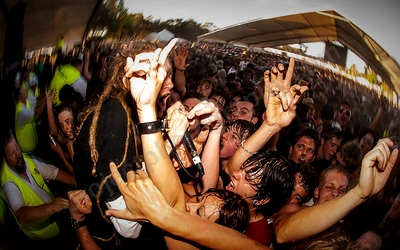 frenzal_rhomb_crowd_rollercoaster_wyliepic_1_06_06.png
