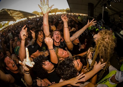 frenzal_rhomb_crowd_rollercoaster_wyliepic_1_06_17.png