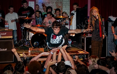 frenzal_rhomb_crowd_stagediving_capital_wyliepic_11_07_00.png