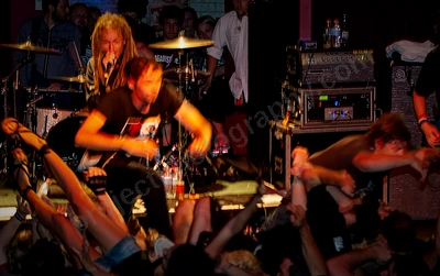 frenzal_rhomb_crowd_stagediving_capital_wyliepic_11_07_14.png