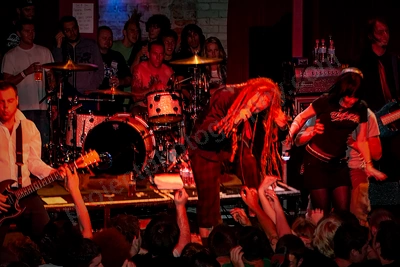 frenzal_rhomb_crowd_stagediving_capital_wyliepic_11_07_15.png