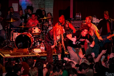frenzal_rhomb_crowd_stagediving_capital_wyliepic_11_07_16.png