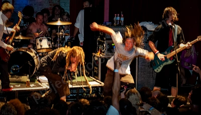 frenzal_rhomb_crowd_stagediving_capital_wyliepic_11_07_17.png