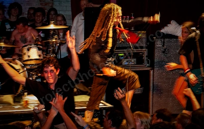 frenzal_rhomb_crowd_stagediving_capital_wyliepic_11_07_18.png