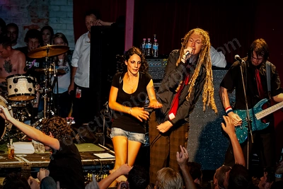 frenzal_rhomb_crowd_stagediving_capital_wyliepic_11_07_21.png