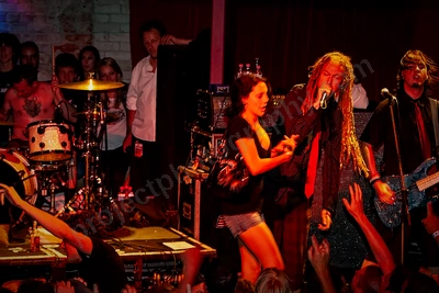 frenzal_rhomb_crowd_stagediving_capital_wyliepic_11_07_23.png