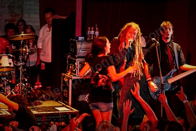 frenzal_rhomb_crowd_stagediving_capital_wyliepic_11_07_24.png
